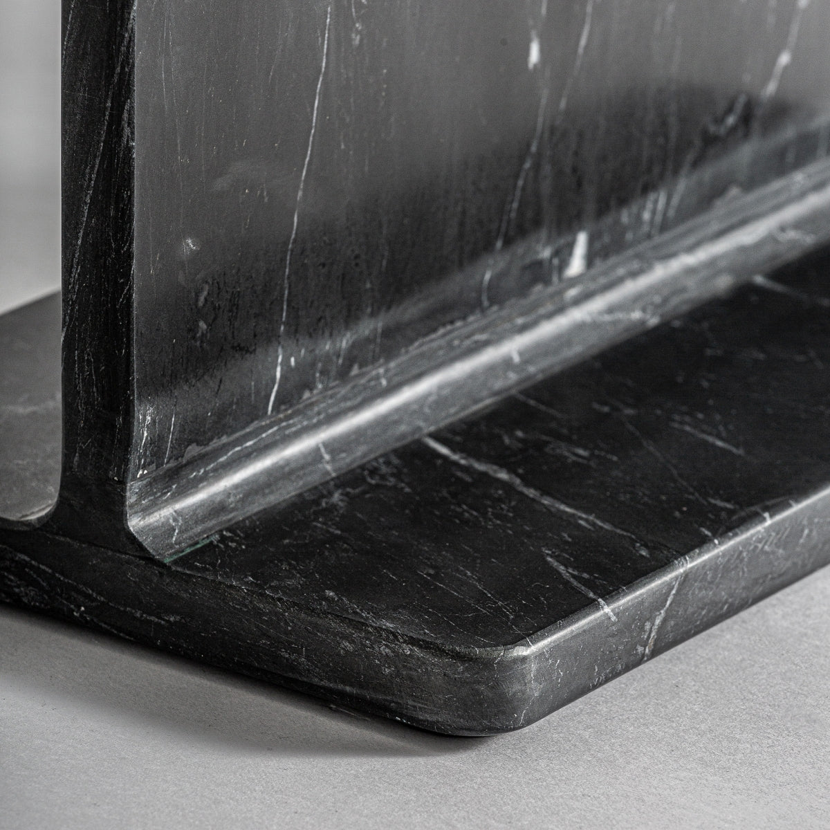 Table d'appoint en marbre noir | VICAL Marquina | REMO-HOME, mobilier design et décoration d'intérieur