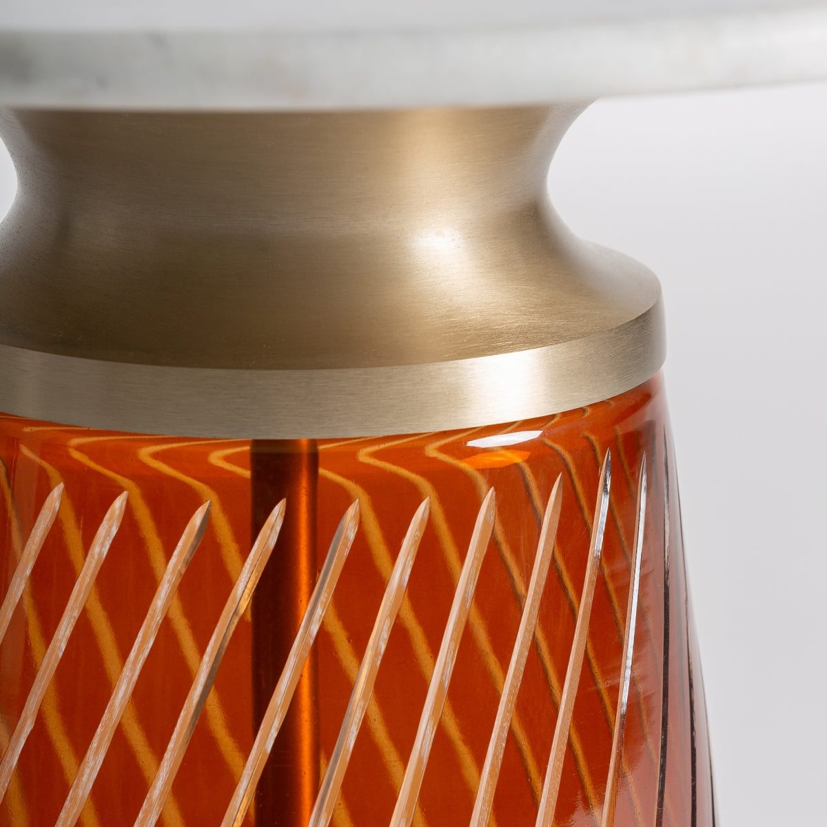 Table d'appoint en verre ambré | VICAL Orvos | REMO-HOME, mobilier design et décoration d'intérieur