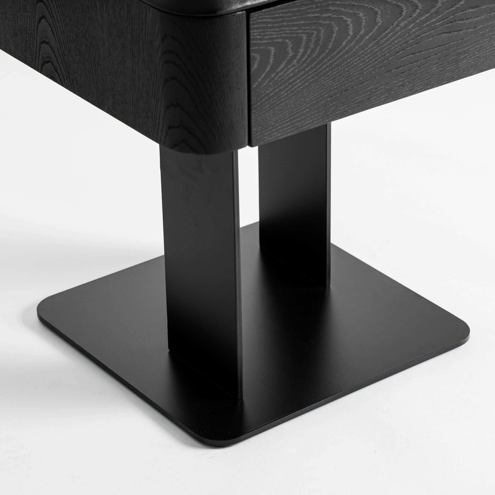 Table de chevet orme fer noir minimaliste | VICAL Caiza | REMO-HOME, mobilier design et décoration d'intérieur