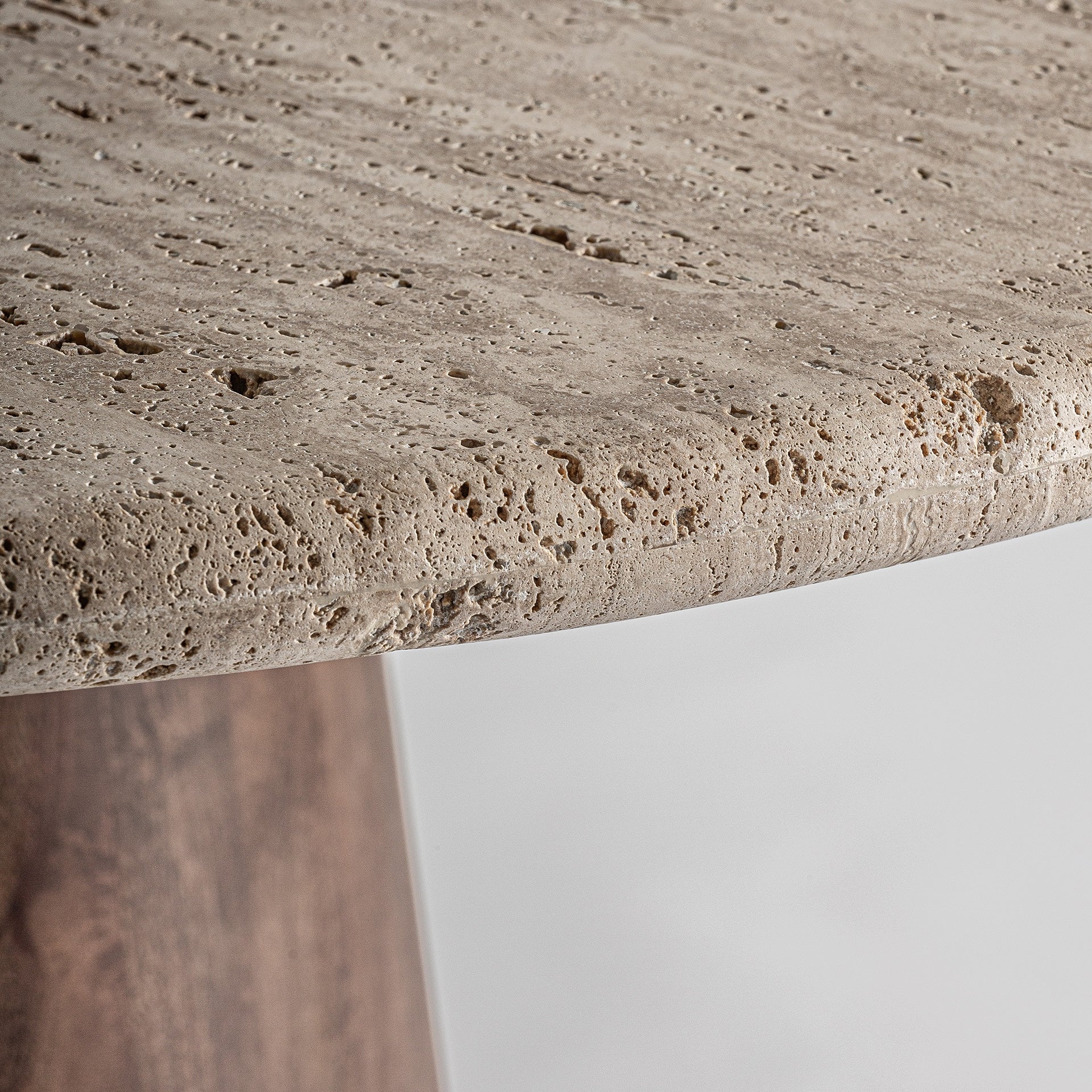 Table de salle à manger ronde en travertin beige et bois | VICAL Varzi | REMO-HOME, mobilier design et décoration d'intérieur
