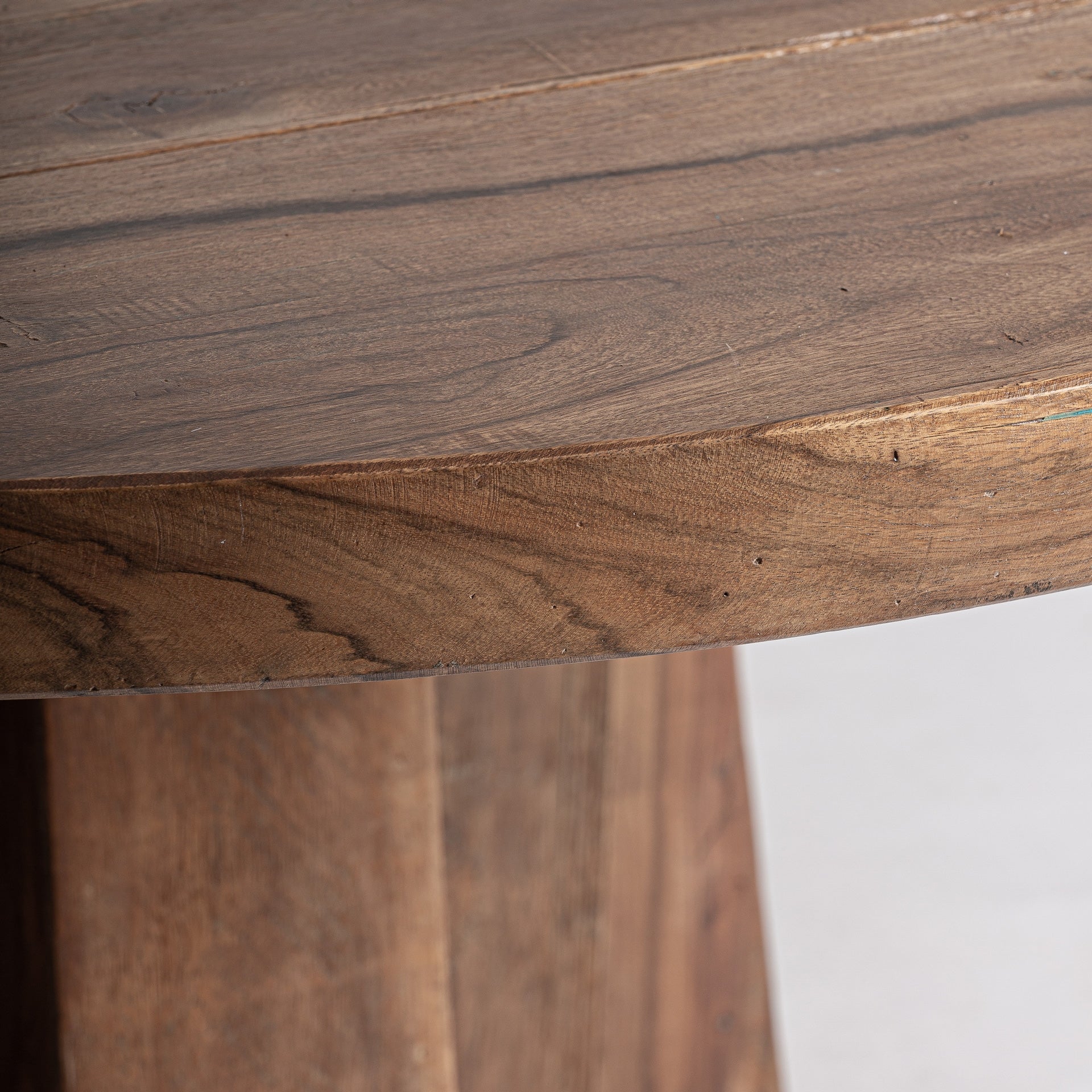 Table de salon ronde massive en bois | VICAL Brutaliste | REMO-HOME, mobilier design et décoration d'intérieur