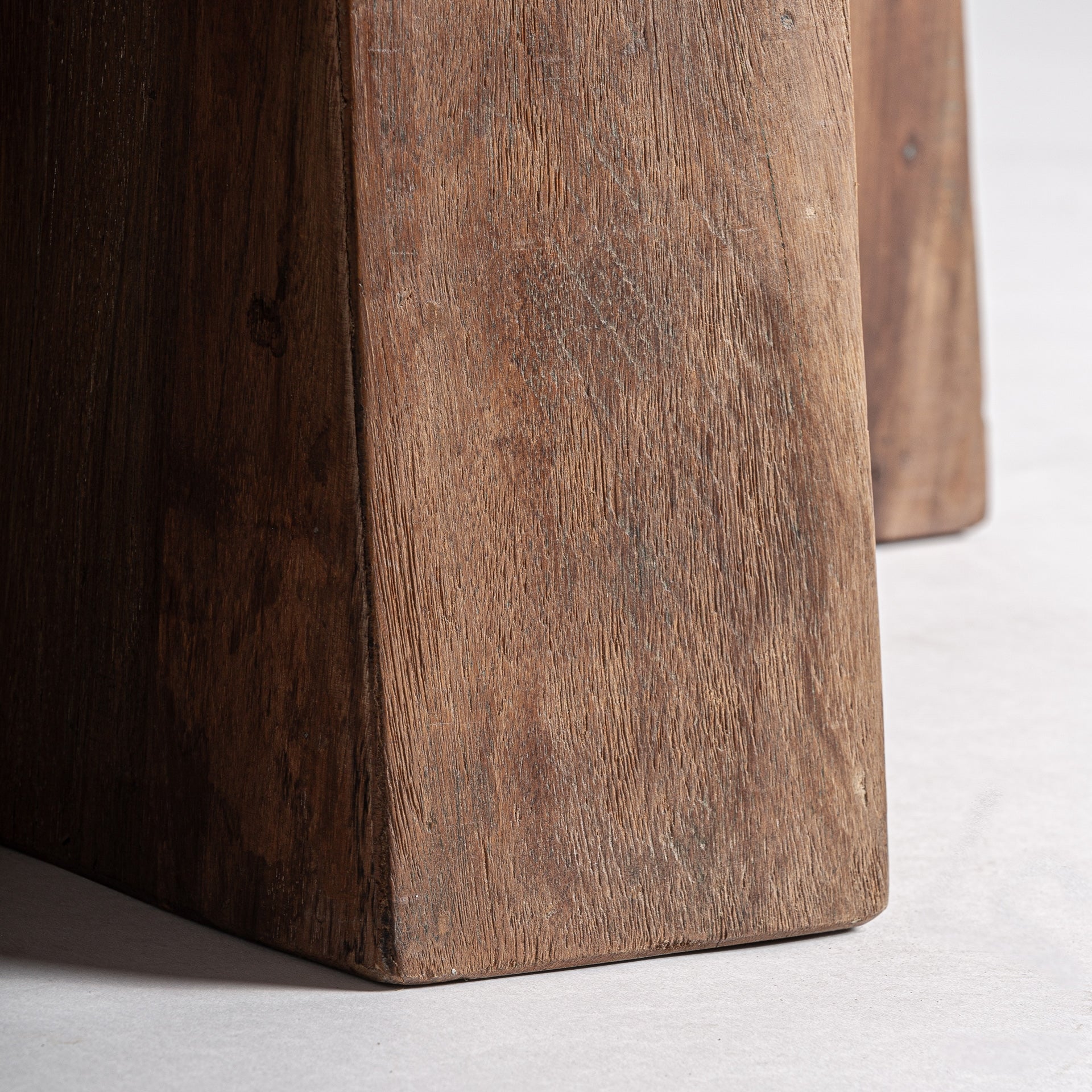 Table de salon ronde massive en bois | VICAL Brutaliste | REMO-HOME, mobilier design et décoration d'intérieur