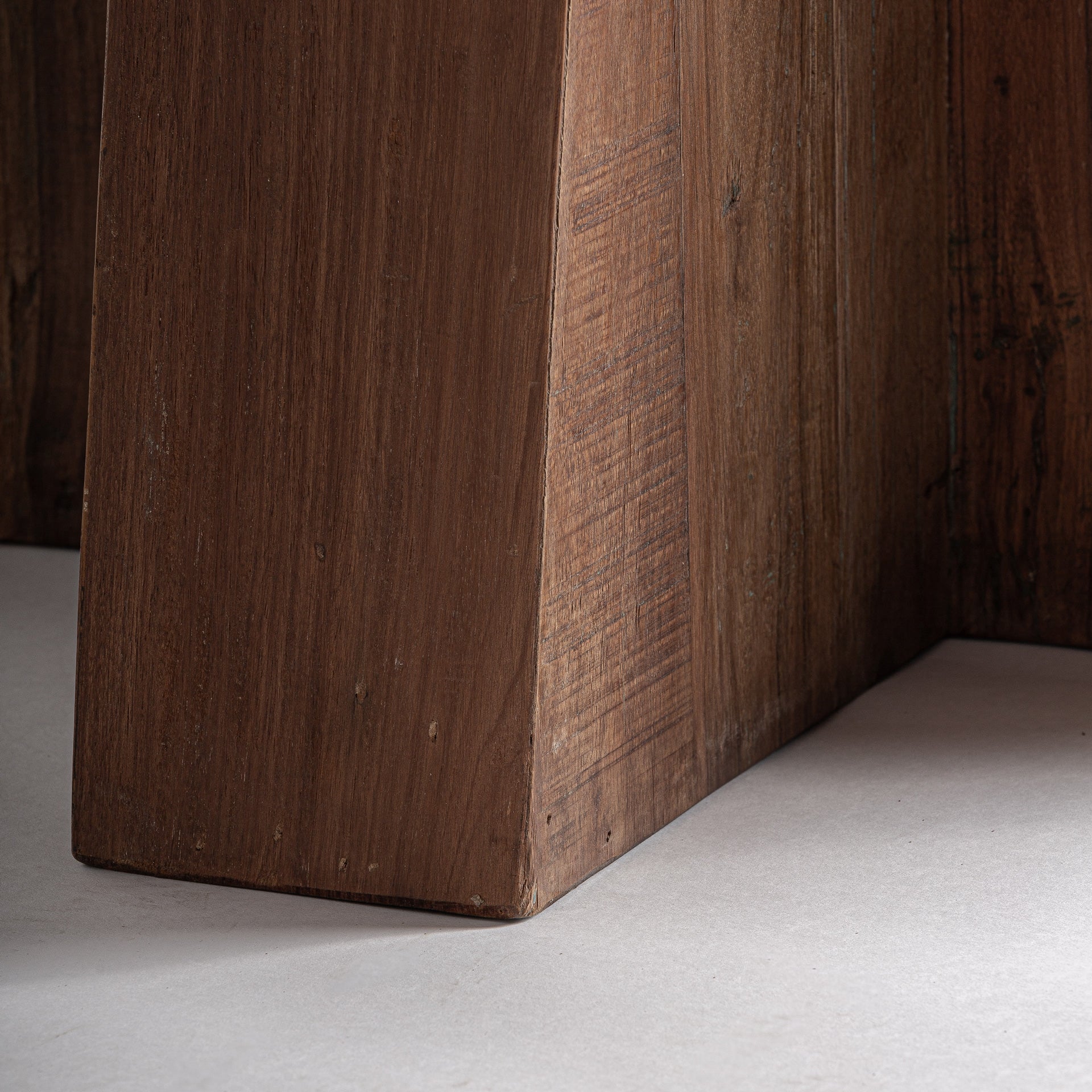 Table de salon ronde massive en bois | VICAL Brutaliste | REMO-HOME, mobilier design et décoration d'intérieur