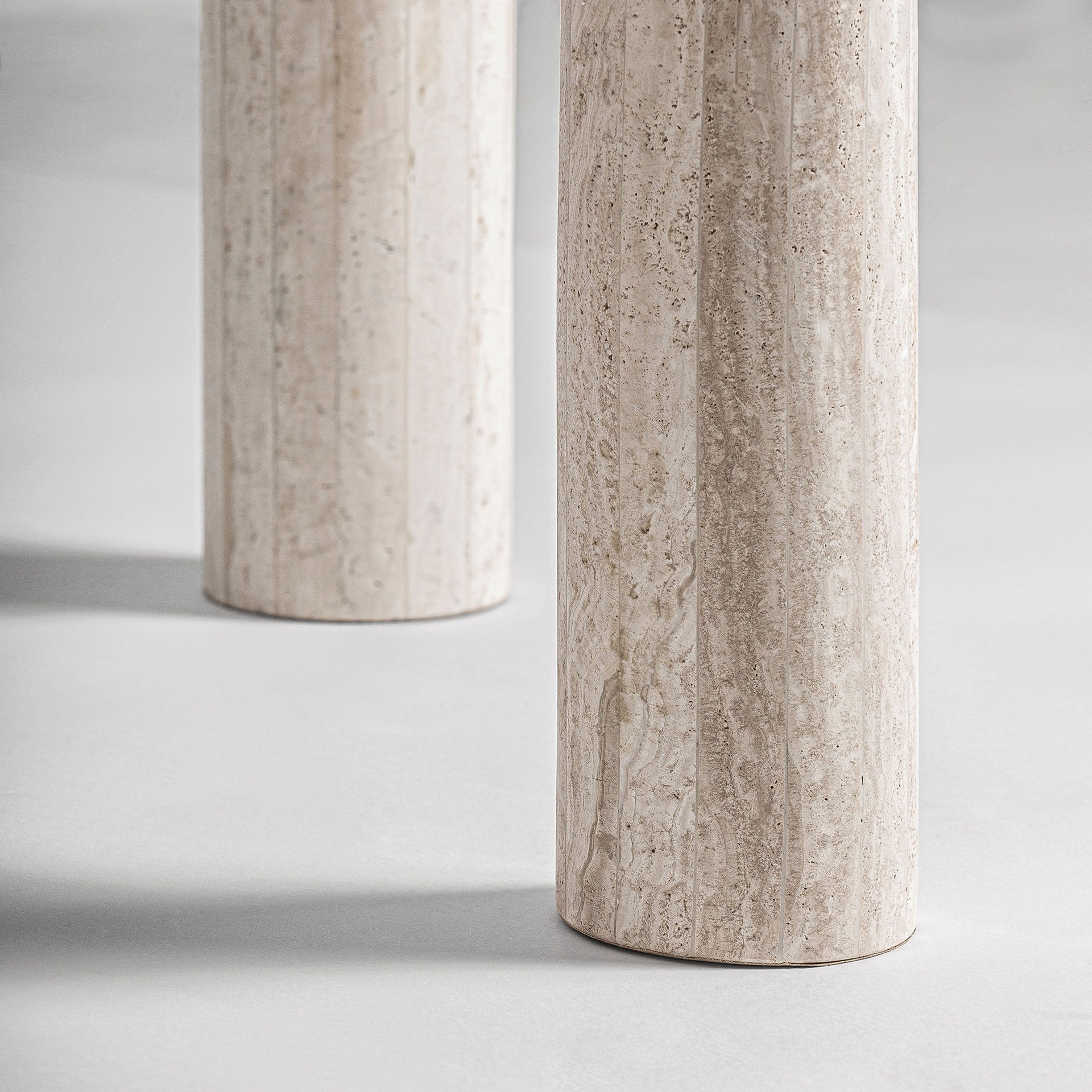 Table à manger travertin blanc cassé | VICAL Thiennes | REMO-HOME, mobilier design et décoration d'intérieur