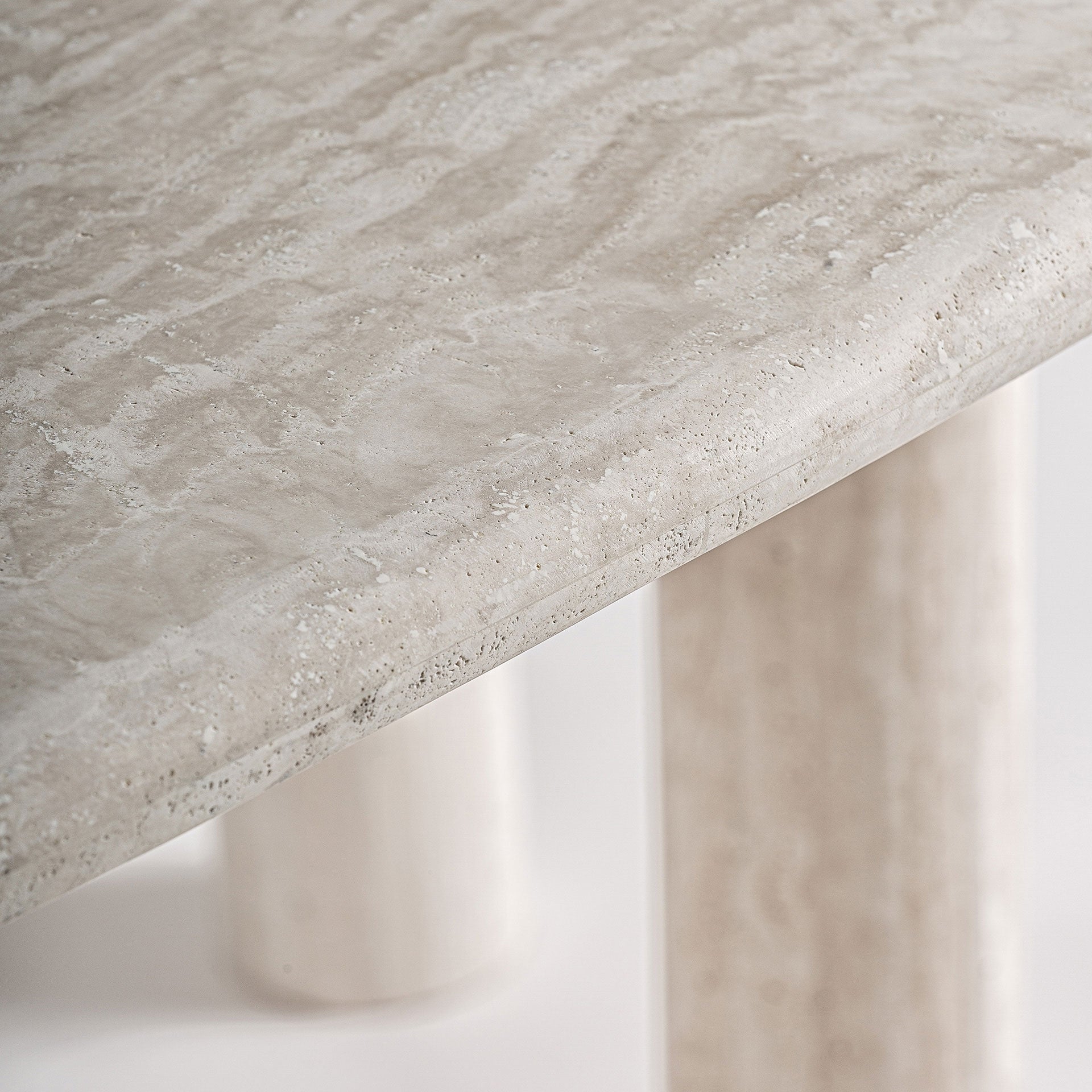 Table à manger travertin blanc cassé | VICAL Thiennes | REMO-HOME, mobilier design et décoration d'intérieur