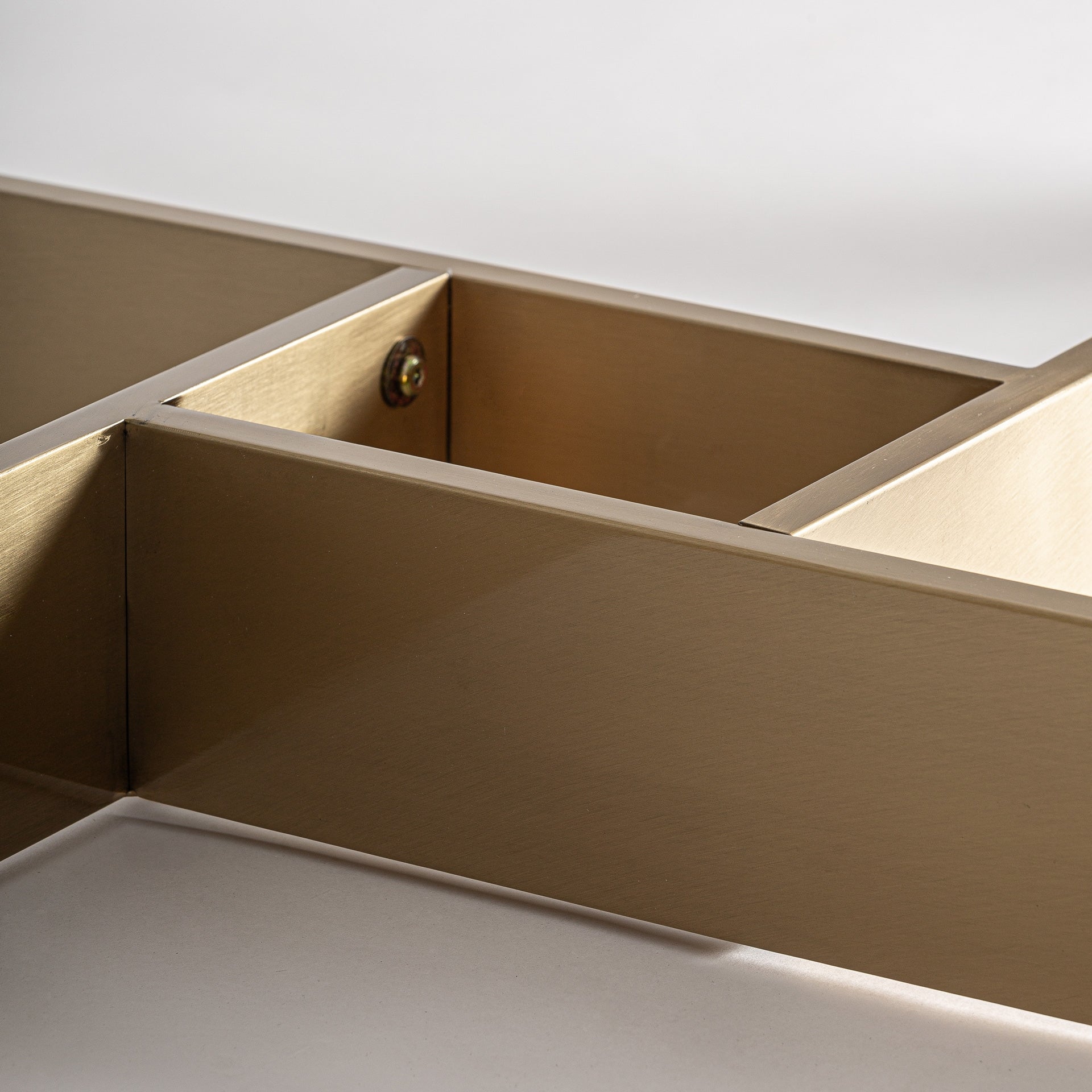 Table salon art déco blanche & dorée | VICAL Jussey | REMO-HOME, mobilier design et décoration d'intérieur