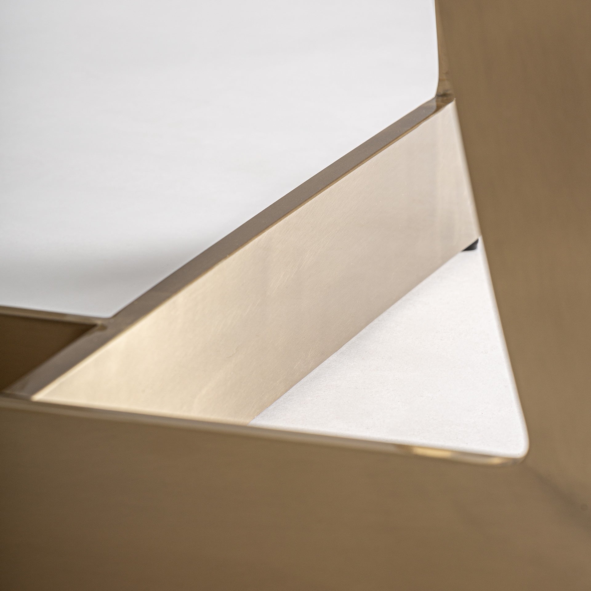 Table salon art déco blanche & dorée | VICAL Jussey | REMO-HOME, mobilier design et décoration d'intérieur