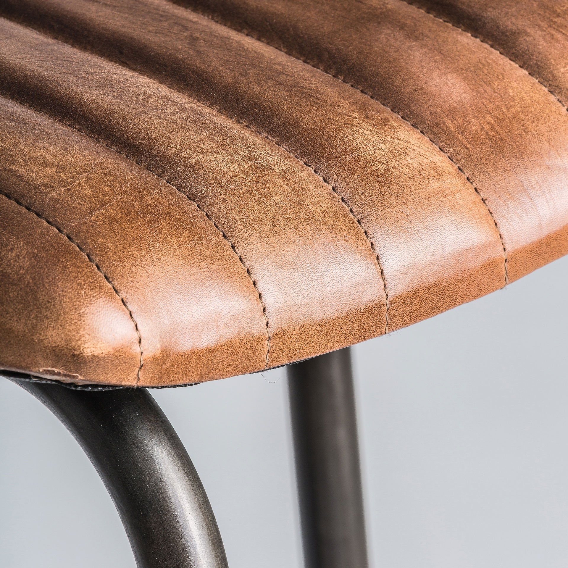 Tabouret de bar pliant fer noir et assise cuir marron | VICAL Chadron | REMO-HOME, mobilier design et décoration d'intérieur