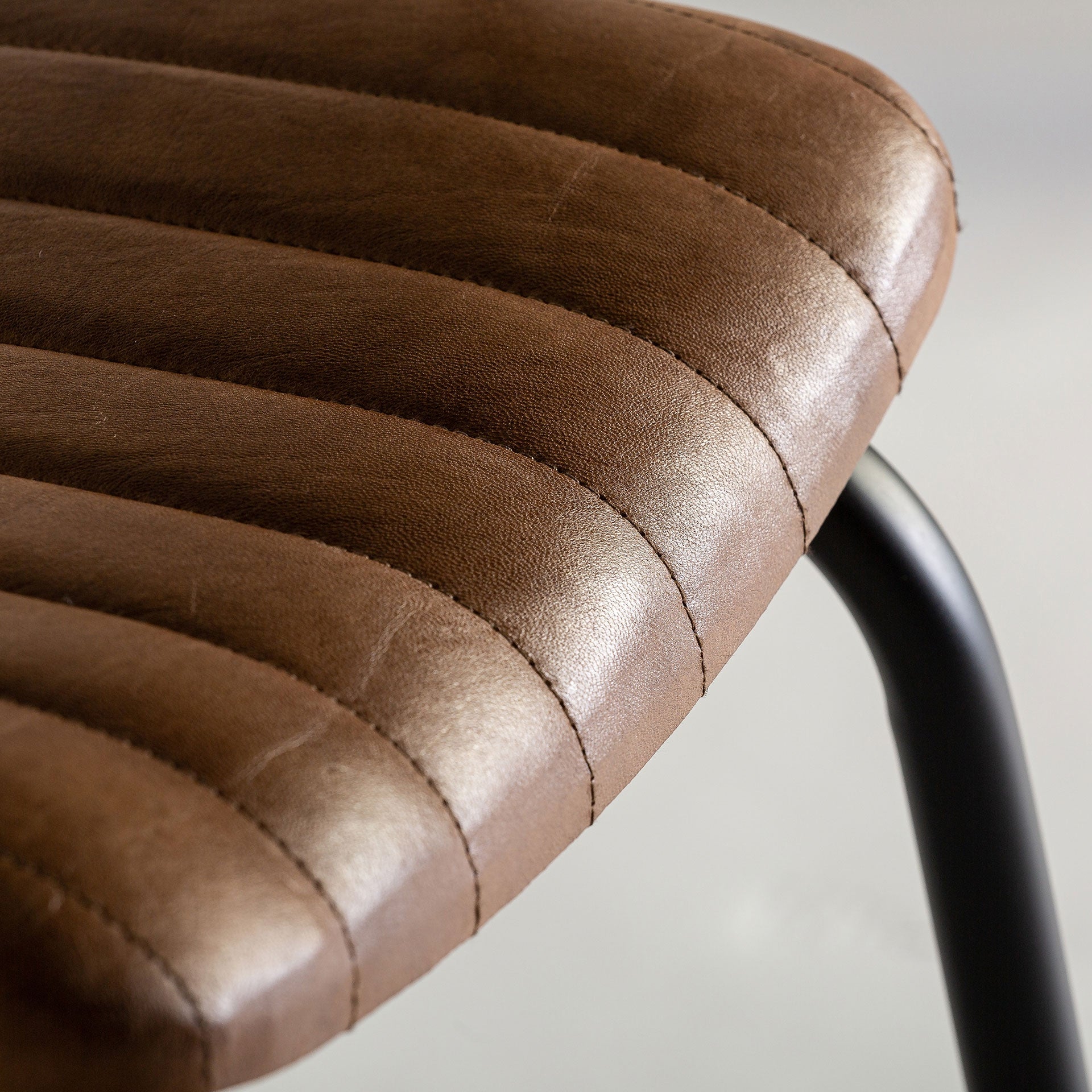 Tabouret de bar pliant fer noir et assise cuir marron | VICAL Chadron | REMO-HOME, mobilier design et décoration d'intérieur