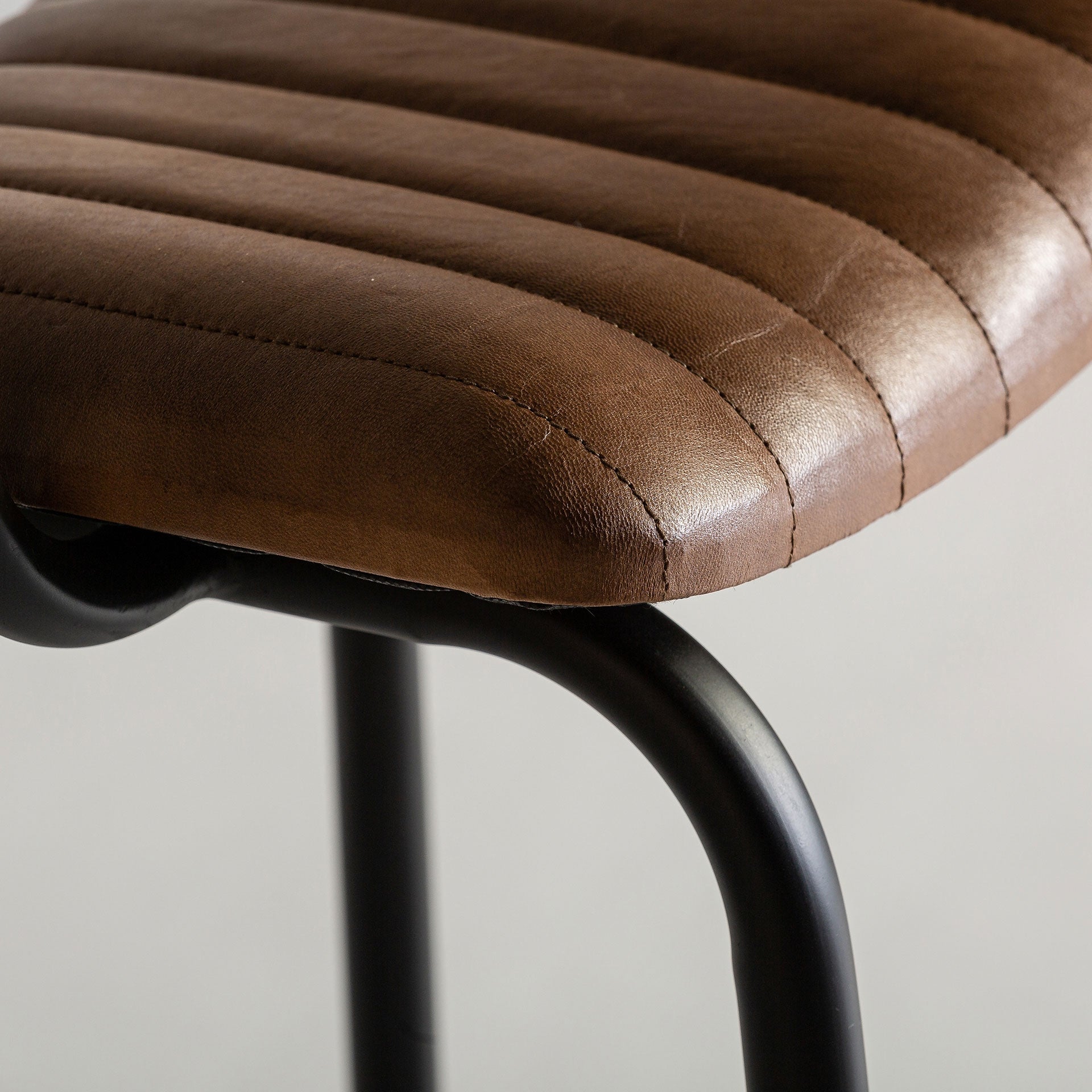 Tabouret de bar pliant fer noir et assise cuir marron | VICAL Chadron | REMO-HOME, mobilier design et décoration d'intérieur