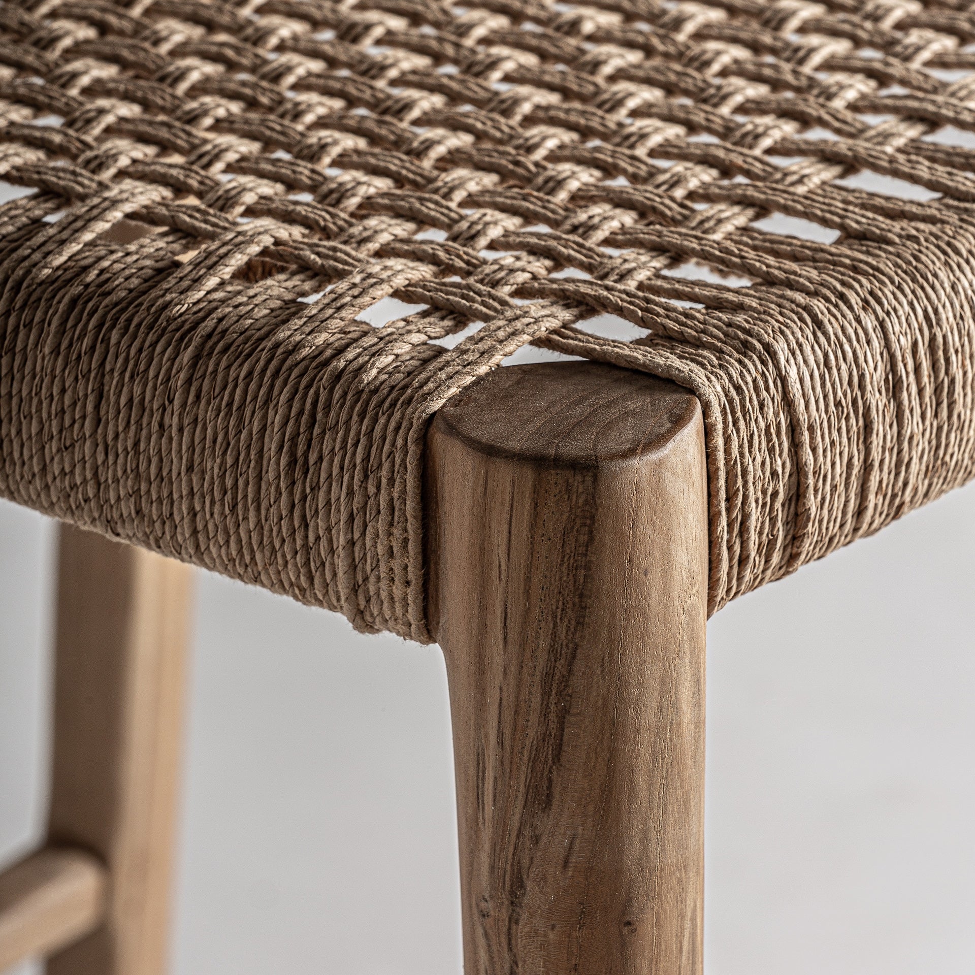 Tabouret de bar teck massif et tressage naturel | VICAL Caen | REMO-HOME, mobilier design et décoration d'intérieur