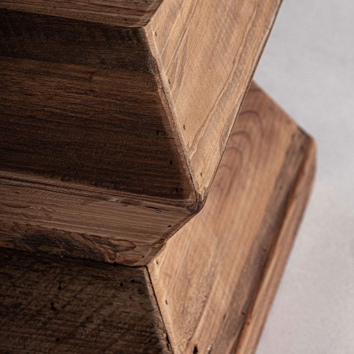 Tabouret en bois de pin marron | Vical Breive | REMO-HOME, mobilier et décoration d'intérieur