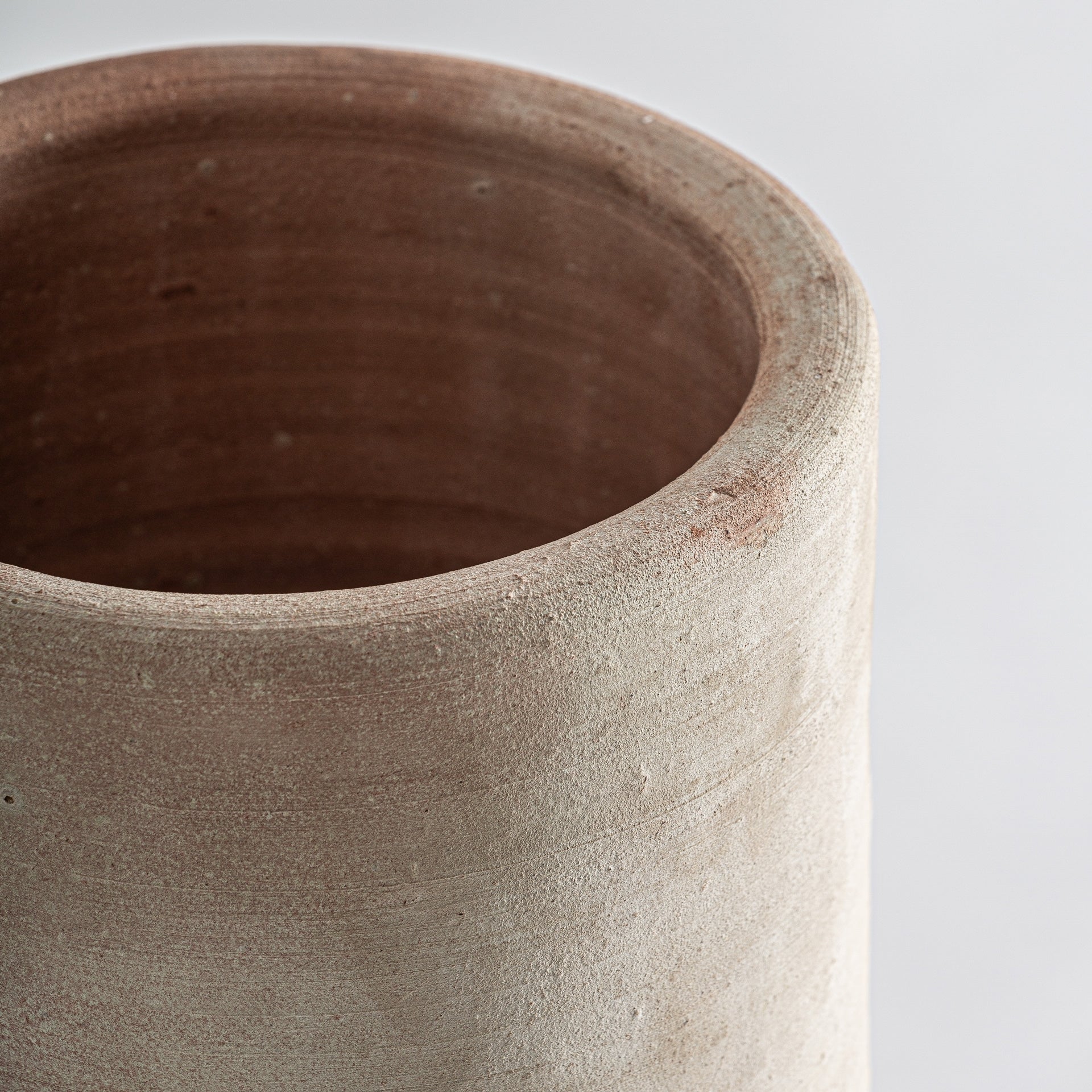 Vase en argile blanc cassé vieilli | VICAL Kowalski | REMO-HOME, mobilier design et décoration d'intérieur