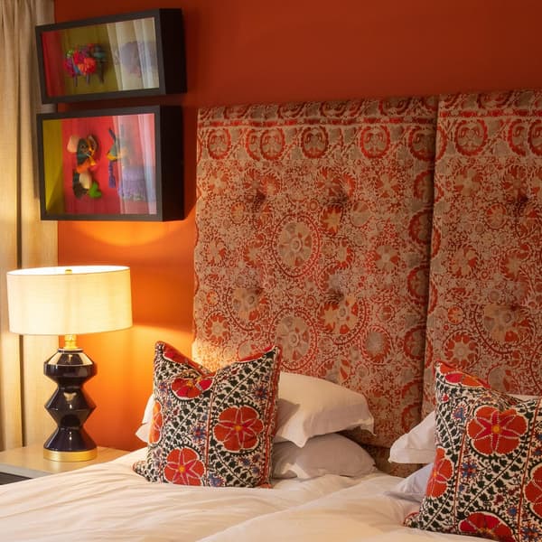 Tissu d'ameublement Iznik Red | Andrew Martin - vue de détail | REMO-HOME
