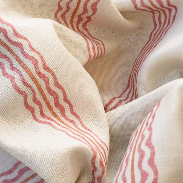 Tissu d'ameublement Rhubarb Geranium | Andrew Martin - vue de détail | REMO-HOME