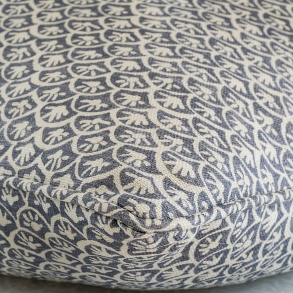Coussin décoratif Daisy Iris Plumes durables | Andrew Martin - vue de détail | REMO-HOME