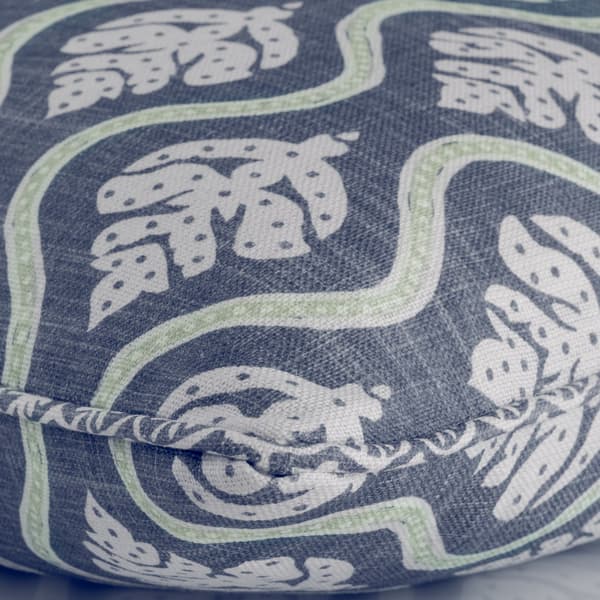 Coussin décoratif Fig Iris Plumes durables | Andrew Martin - vue de détail | REMO-HOME
