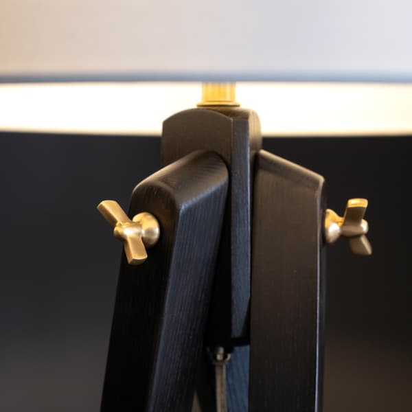 Lampadaire Tripod Tudor Brown | Andrew Martin - vue de détail | REMO-HOME