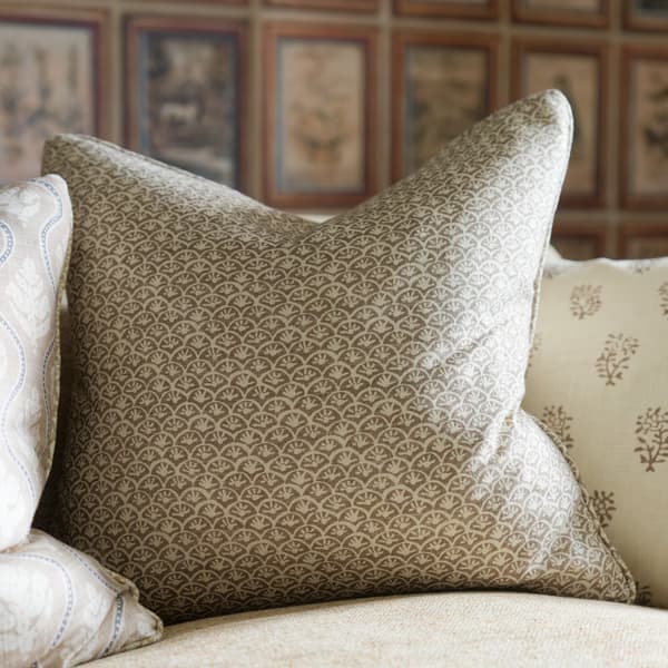 Coussin décoratif Daisy Twig Plumes durables | Andrew Martin - vue de détail | REMO-HOME
