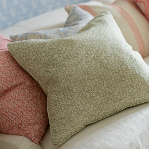 Coussin décoratif Daisy Fennel Plumes durables | Andrew Martin - vue de détail | REMO-HOME