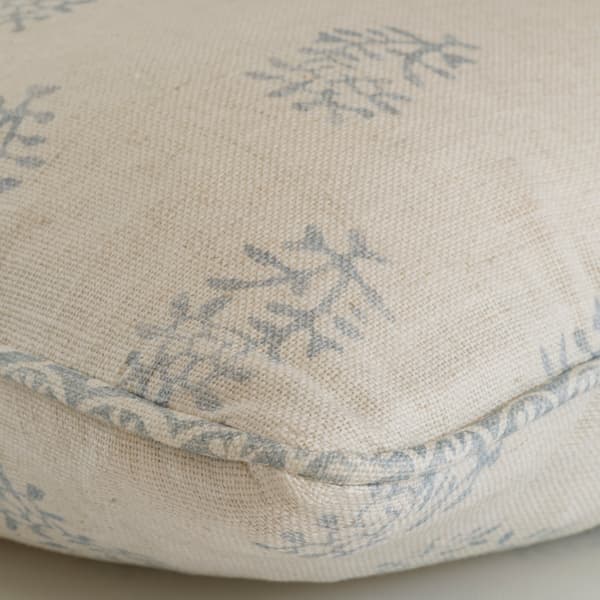 Coussin décoratif Thyme Iris on Linen Plumes durables | Andrew Martin - vue de détail | REMO-HOME