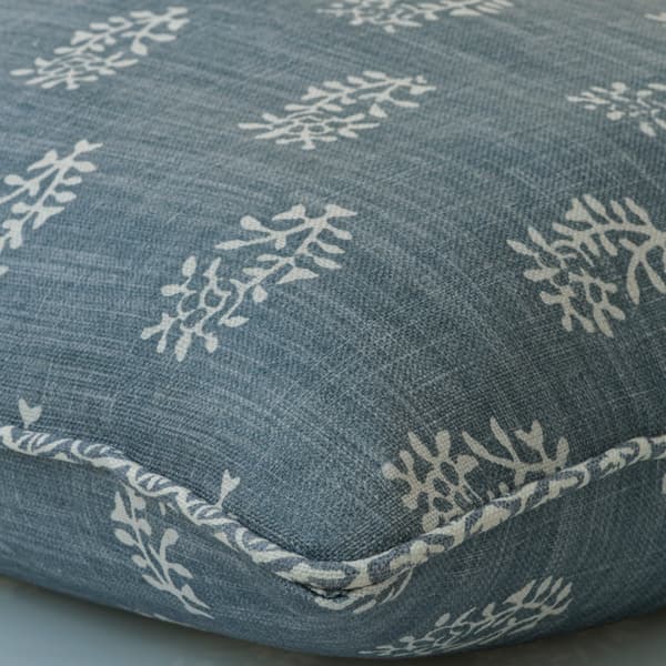 Coussin décoratif Thyme Linen on Iris Plumes durables | Andrew Martin - vue de détail | REMO-HOME