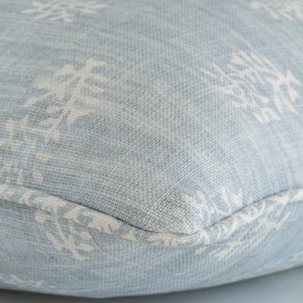 Coussin décoratif Thyme Linen On Sky Plumes durables | Andrew Martin - vue de détail | REMO-HOME
