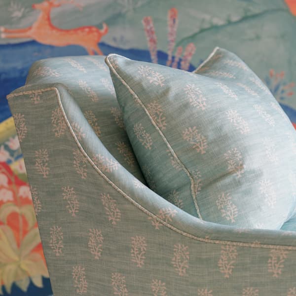 Coussin décoratif Thyme Brook Plumes durables | Andrew Martin - vue de détail | REMO-HOME