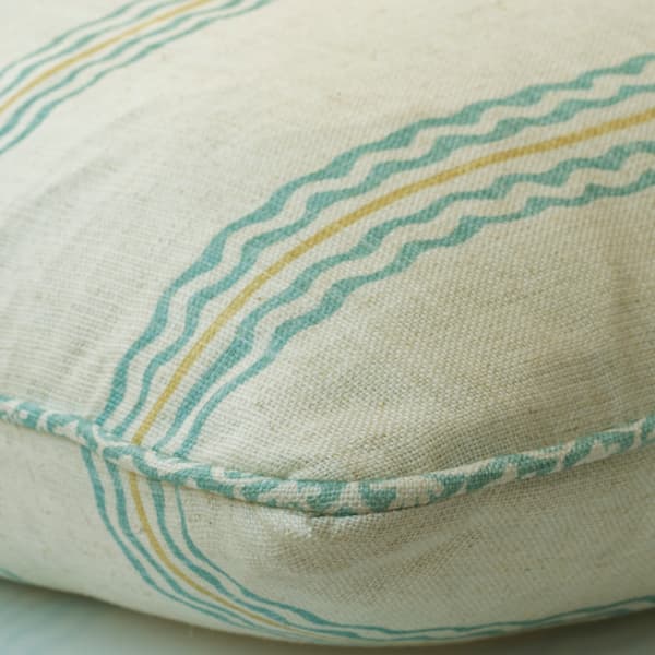Coussin décoratif Rhubarb Brook Plumes durables | Andrew Martin - vue de détail | REMO-HOME