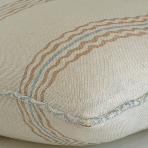 Coussin décoratif Rhubarb Stone Plumes durables | Andrew Martin - vue de détail | REMO-HOME