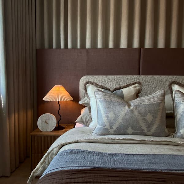 Coussin décoratif Babylon Denim Plumes durables | Andrew Martin - vue de détail | REMO-HOME