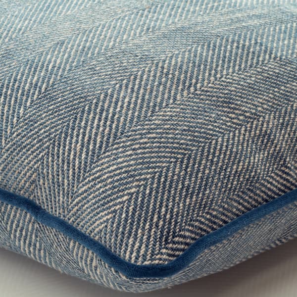Coussin décoratif Summit Denim Plumes durables | Andrew Martin - vue de détail | REMO-HOME
