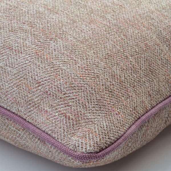 Coussin décoratif Delphini Biscotti Plumes durables | Andrew Martin - vue de détail | REMO-HOME