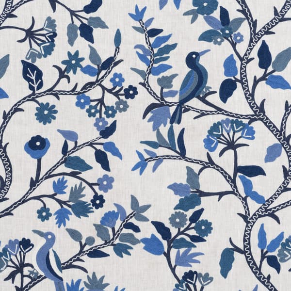 Tissu d'ameublement Birdsong Delphinium | Andrew Martin - vue de détail | REMO-HOME