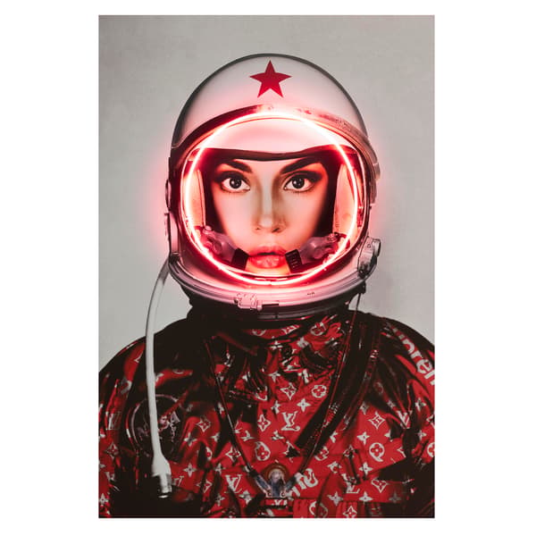 Sculpture néon Neon - Space Girl in Red With Logos | Andrew Martin - vue principale | REMO-HOME