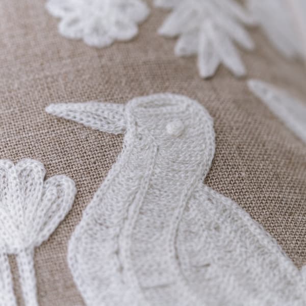 Coussin décoratif Birdsong Ivory Plumes durables | Andrew Martin - vue de détail | REMO-HOME