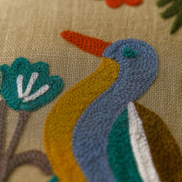 Coussin décoratif Birdsong Multi Plumes durables | Andrew Martin - vue de détail | REMO-HOME