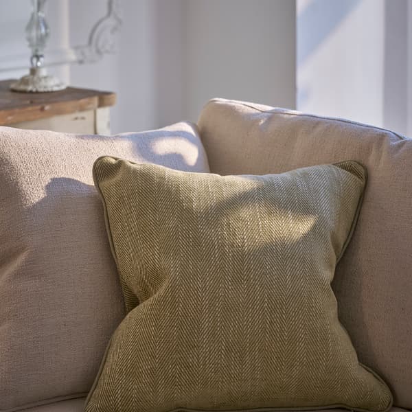 Coussin décoratif Summit Sage Plumes durables | Andrew Martin - vue de détail | REMO-HOME