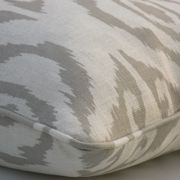 Coussin décoratif Volcano Canvas Plumes durables | Andrew Martin - vue de détail | REMO-HOME