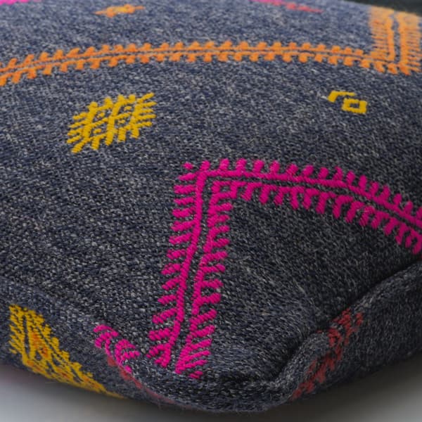 Coussin décoratif Diego Indigo Plumes durables | Andrew Martin - vue de détail | REMO-HOME