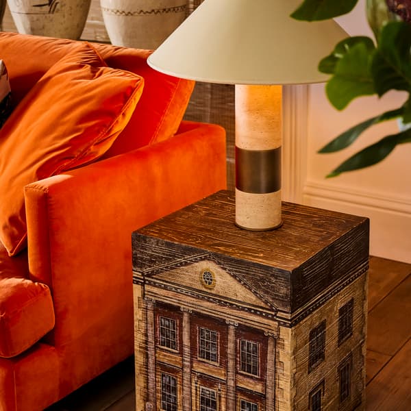Lampe de table Aura Base Travertine & Burnished Brass | Andrew Martin - vue de détail | REMO-HOME