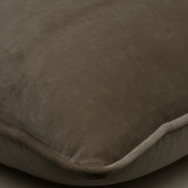 Coussin décoratif Medici Taupe Plumes durables | Andrew Martin - vue de détail | REMO-HOME