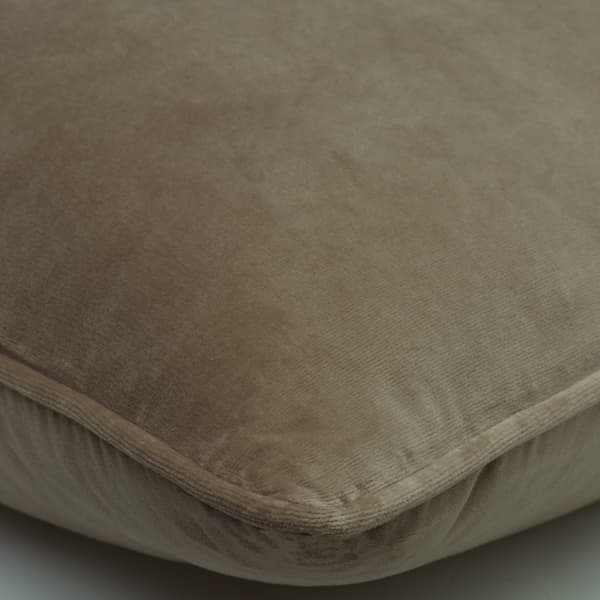 Coussin décoratif Medici Warm Grey Plumes durables | Andrew Martin - vue de détail | REMO-HOME
