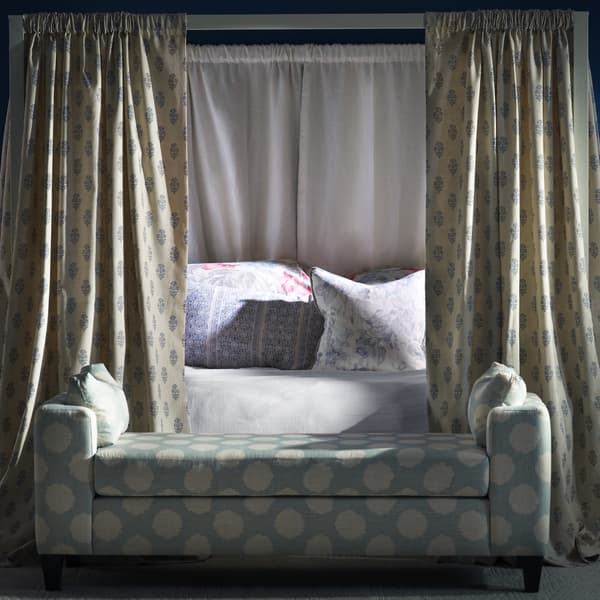 Coussin décoratif Mayfly Denim Plumes durables | Andrew Martin - vue de détail | REMO-HOME