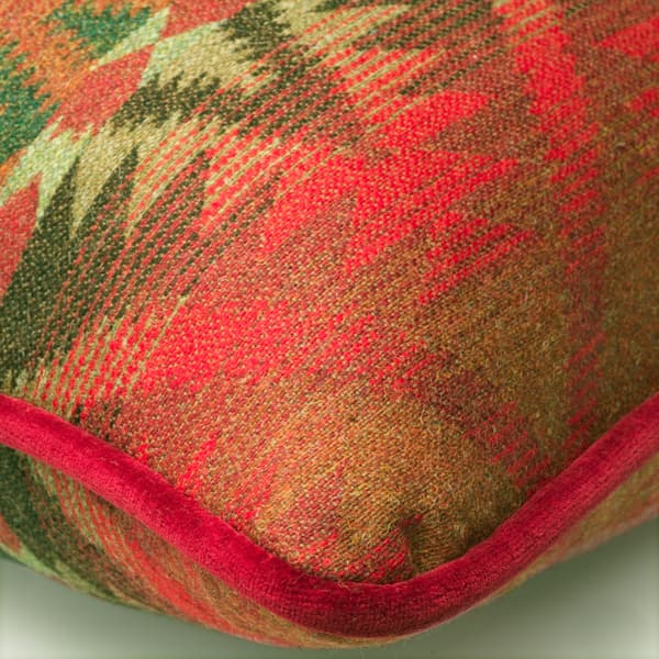 Coussin décoratif Mendoza Malbec Plumes durables | Andrew Martin - vue de détail | REMO-HOME