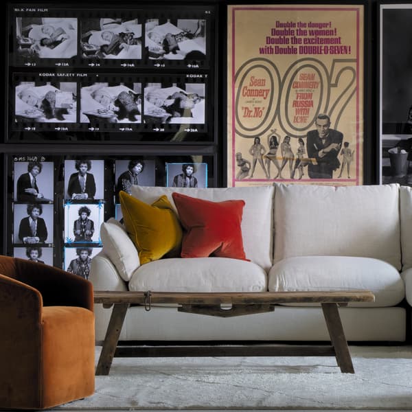 Coussin décoratif Medici Raw Umber Plumes durables | Andrew Martin - vue de détail | REMO-HOME