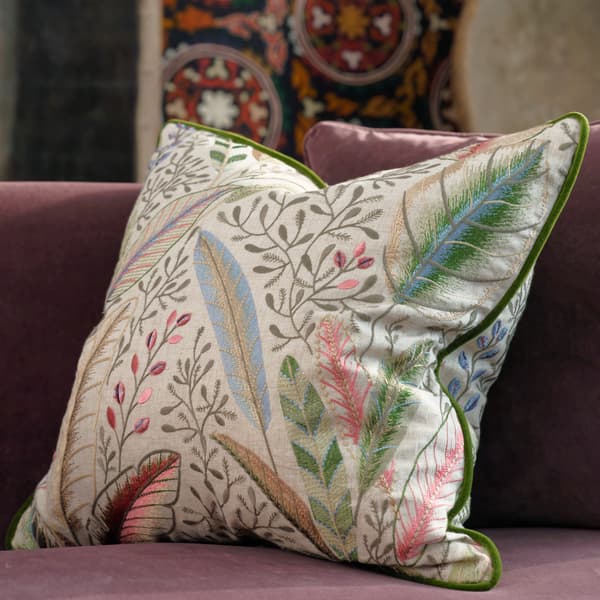 Coussin décoratif Spirit Sunset Plumes durables | Andrew Martin - vue de détail | REMO-HOME