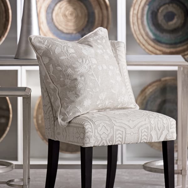 Coussin décoratif Fable Ivory Plumes durables | Andrew Martin - vue de détail | REMO-HOME