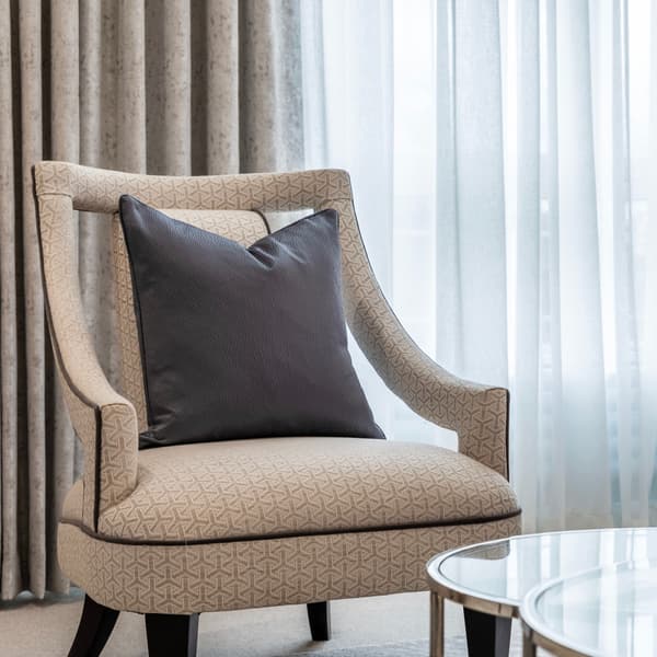 Chaise sur mesure Edmund Sur mesure | Andrew Martin - vue de détail | REMO-HOME