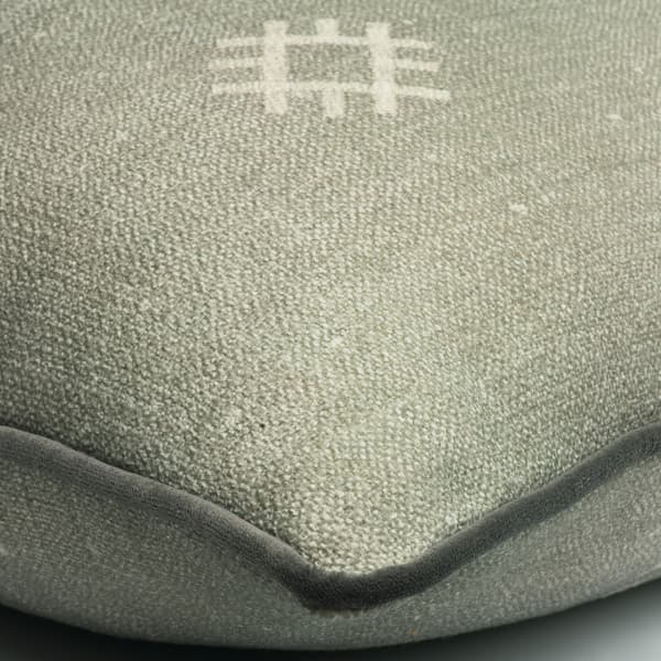 Coussin d'extérieur Azorus Smoke Outdoor Fibre creuse | Andrew Martin - vue de détail | REMO-HOME